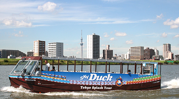 スカイツリーを背景に進むSKY DUCKM号